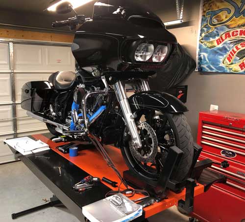 Adjusting pushrods on a 2015 Harley Roadglide using PRO 1200SEMAX Lift Table